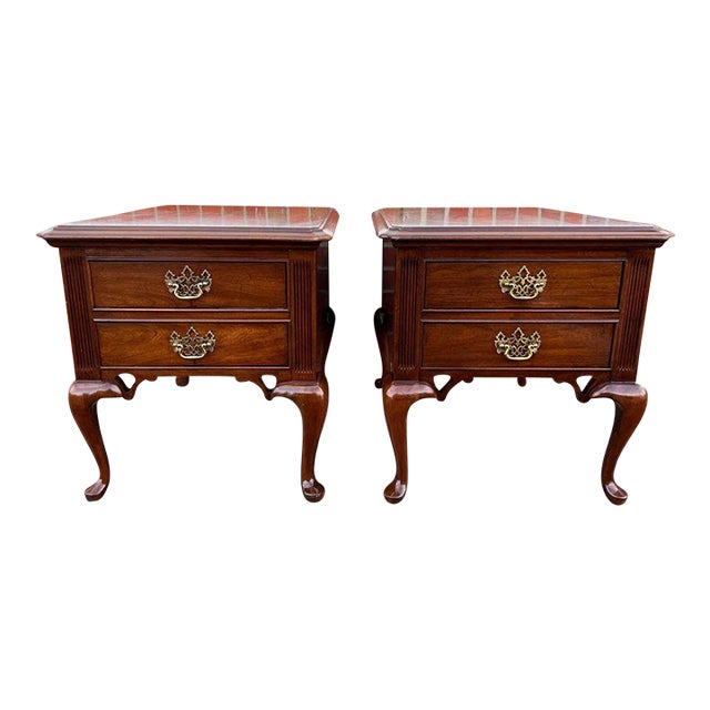 Late 20th Century Pair of Vintage Thomasville Queen Anne Style Solid Cherry 2 Drawer Nightstands With Glass Top For Sale