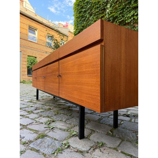 An architectural heavyweight: This imposing XXL sideboard, crafted from exquisite teak, impresses with its substantial...