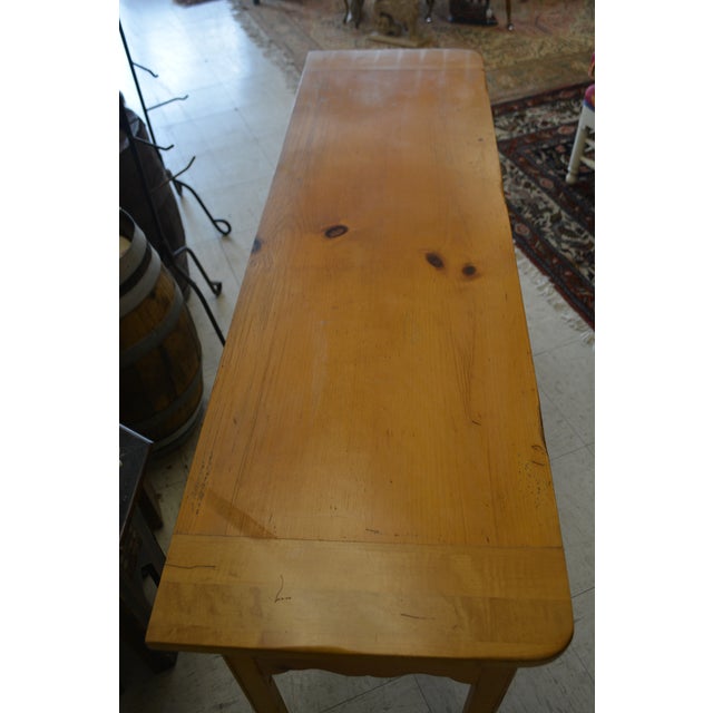 Thomasville Vintage Thomasville Farmhouse Pine Console / Entry / Sofa Table W/ Pull Out Board! For Sale - Image 4 of 17