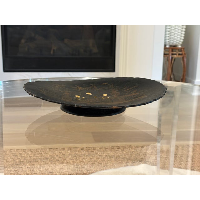 Antique English Chinoiserie Black Papier-Maché Scalloped Edge Pedestal Dish / Decorative Wall Plate For Sale - Image 10 of 17