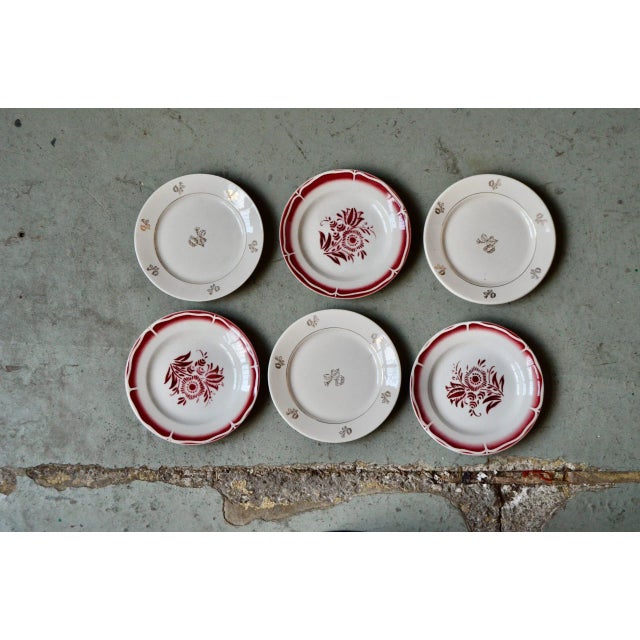 This set of vintage dessert plates is nicely mismatched. However, we find in this beautiful assortment the same sweetness...