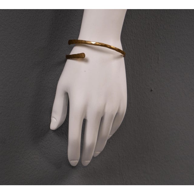 This cuff bracelet, featuring timeless, elegant costume jewelry, embodies the charm of the 1980s. Its design captivates...