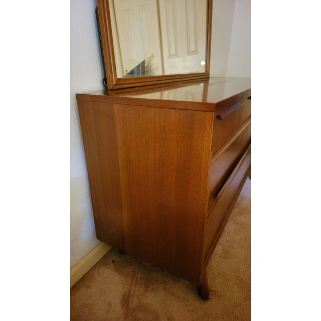 Mid-Century Modern 1960s Mid Century Modern Kroehler Dresser With Mirror For Sale - Image 3 of 9