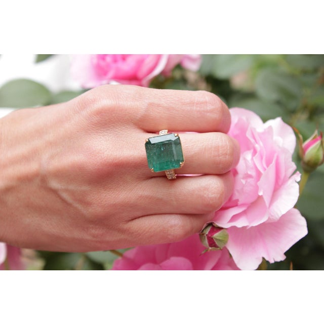 Vivid Green Emerald Shape Square Step Cut Emerald Diamond Cocktail Stateme, Size 6.5 For Sale - Image 9 of 10