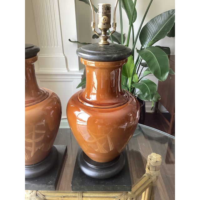 Traditional Late 20th Century Visual Comfort Caramel Glazed Ceramic Table Lamps – Pair on Black Wood Bases For Sale - Image 3 of 10