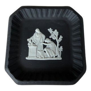 1960s Wedgwood White on Black Jasperware Fluted Square Pin Dish W/ Delphi Motif, 4" For Sale
