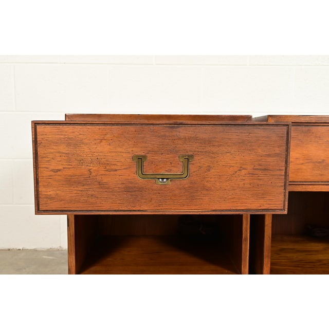 Wood Henredon Mid-Century Modern Campaign Oak Nightstands, Pair For Sale - Image 7 of 15