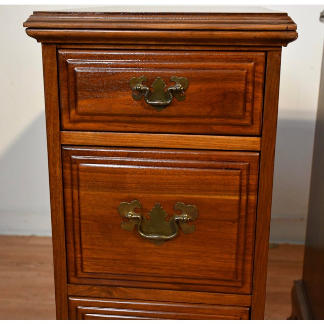 1930s Pair of English Chippendale Walnut Nightstands / Bedside Tables For Sale - Image 4 of 17