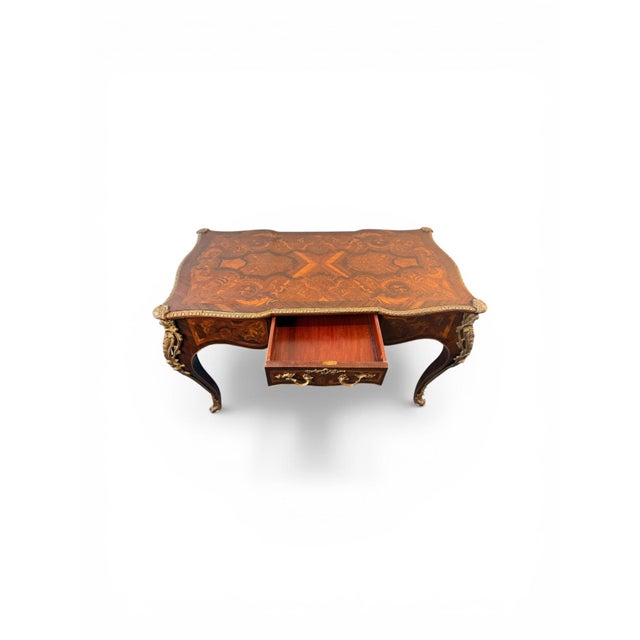Wood 1940s Louis XV Style Inlaid Writing Desk With Ormolu Mounts & Marquetry Top (French Style Bureau Plat) For Sale - Image 7 of 18