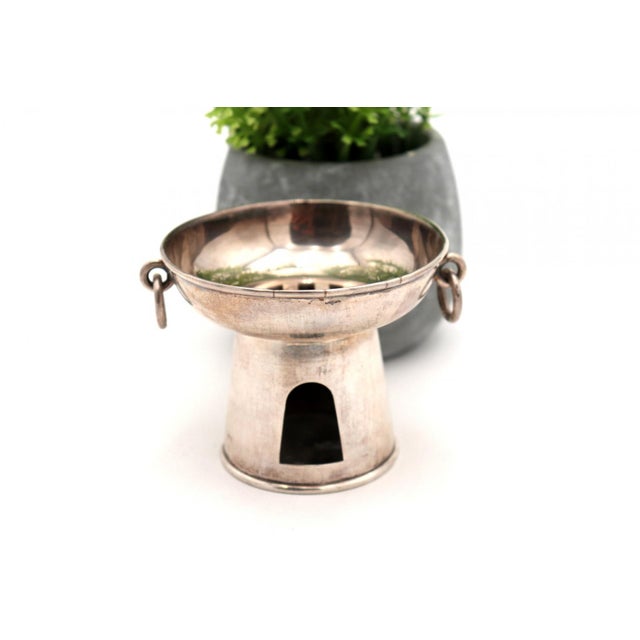 Plain Silver Stove with Rings as Handles, in Good conditions. Designed 1920 to 1949