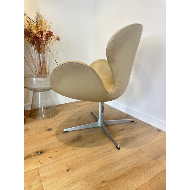 Beige First Edition Swan Chair in Beige Leather by Arne Jacobsen for Fritz Hansen, 1960s For Sale - Image 8 of 9