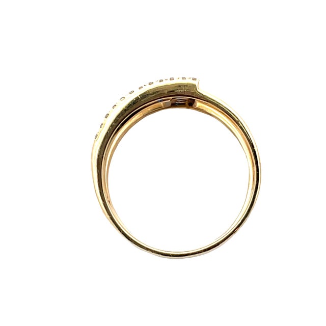 Modern 14k Yellow Gold Diamond & 1.50 Carat Weight Sapphire Ring, Size 7 For Sale - Image 3 of 6