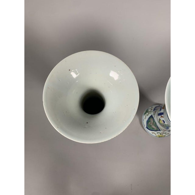 White Pair of Gu Wucai vases in 19th-century Chinese porcelain For Sale - Image 8 of 10