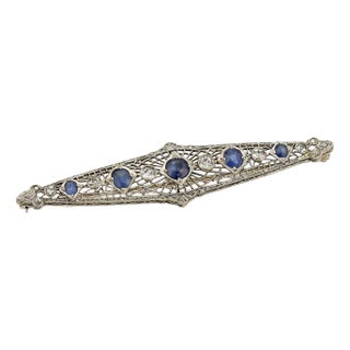 11527 - Art Deco Diamond & Sapphire 14k White Gold Filigree Brooch Pin For Sale