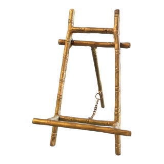 Vintage Faux Bamboo Brass Hollywood Regency Chinoiserie Traditional Tabletop Display Easel – Hollywood Regency Style, 4.75” For Sale