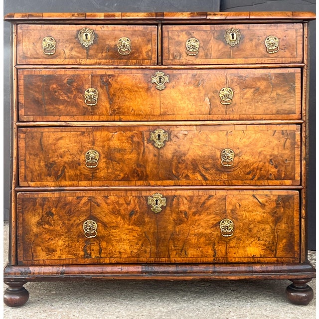 Early 18th Century Queen Anne Period Chest of Drawers of Walnut and Oak From England, Circa 1710 For Sale - Image 5 of 12