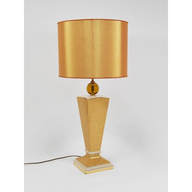 A beautiful and decorative postmodern Art Deco-style table or side lamp from the 1980s, made in Italy. The lamp’s base is...