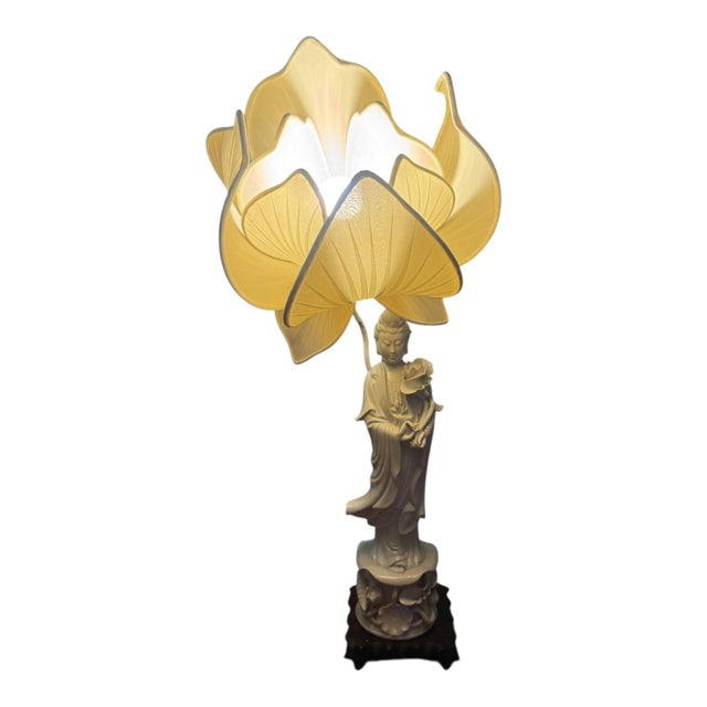 If you’re into statement lighting, this one’s a showstopper. This lamp features a glossy white ‘Blanc de Chine’ porcelain...