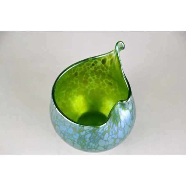 Iriscident Glass Vase with Creta Papillon Decor from Loetz Witwe, Bohemia, 1902 For Sale - Image 6 of 10