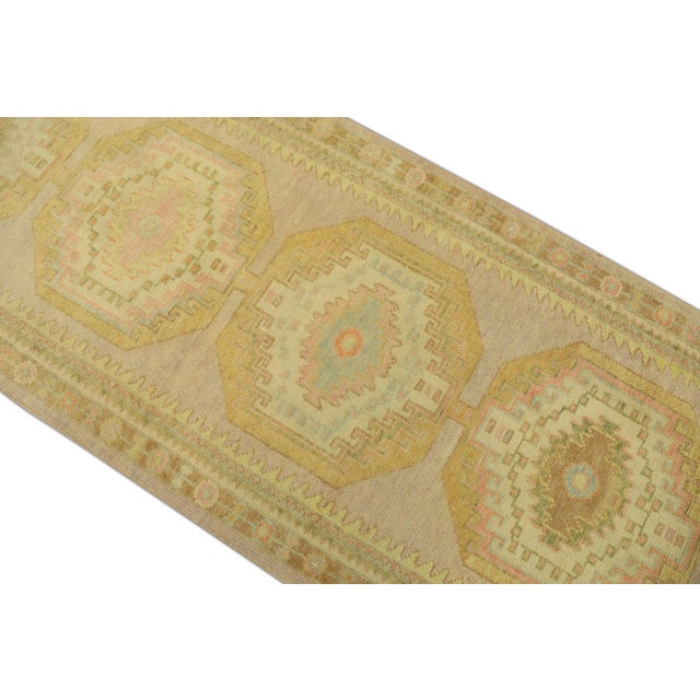 This modern Turkish Oushak rug is a stunning piece of art that has been handwoven using traditional techniques by skilled...