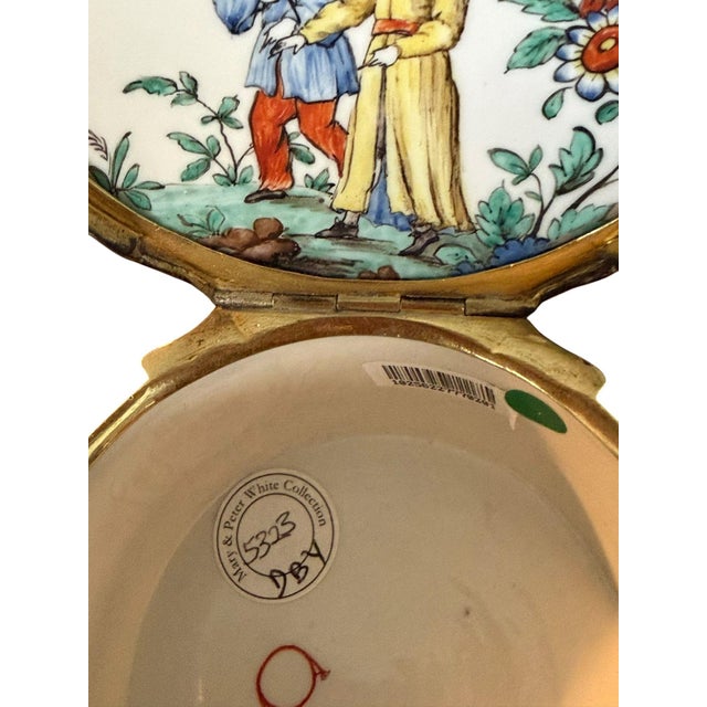 18th Century A Large Silver Gilt Mounted Chantilly Soft Paste Chinoiserie Snuff Box For Sale - Image 10 of 15