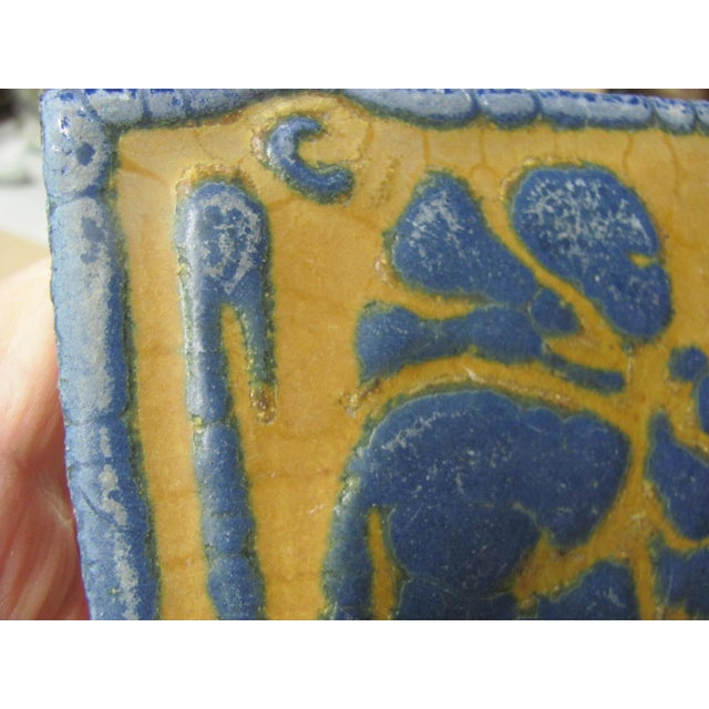 Rare Grueby Pottery 6" X 6" Fiddler Tile in Blue and Yellow Glazes 1905 For Sale - Image 9 of 12