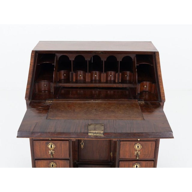 Kneehole Desk in Walnut by William and Mary, 1700s For Sale - Image 4 of 8