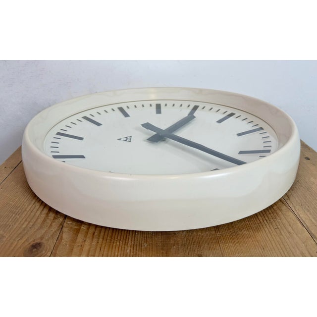 Large Industrial Bakelite Factory Wall Clock from Pragotron, 1960s For Sale - Image 12 of 18
