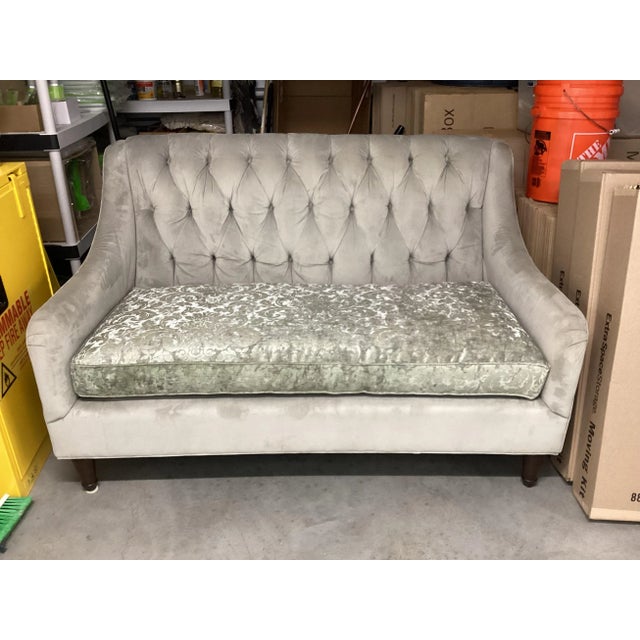 2000 - 2009 English Style Tufted Love-Seat in Grey Velvet For Sale - Image 5 of 7