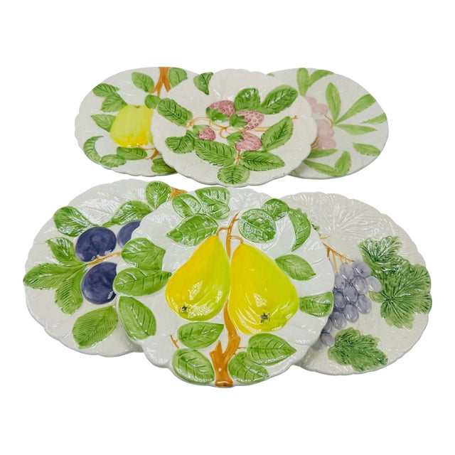 Vintage Set of Decorative Plates in Complimenting Floral Designs For Sale