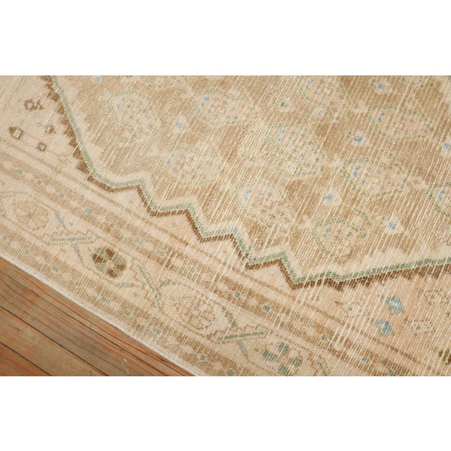 Persian Textured Scattered Malayer Rug rug no.j2707 For Sale - Image 3 of 7