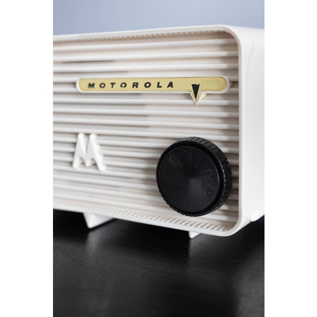 Mid-Century Modern 1957 Motorola Jetsons Tube Radio - White For Sale - Image 10 of 17