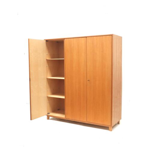 Are you looking for an original vintage wardrobe from the 1960s with character and a timeless design? Then this beautiful...