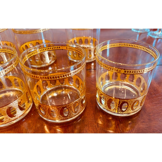 A striking set of seven vintage Culver whiskey glasses in the sought-after Antigua pattern. This glamorous mid-century...