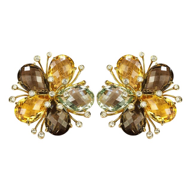 Late 20th Century Pair of 18k Flower Earrings For Sale