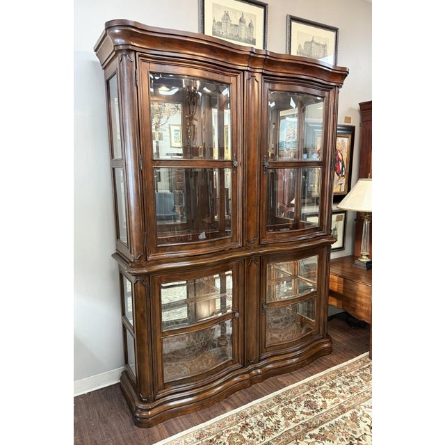 Late 20th Century Bombe Front China Display Cabinet For Sale - Image 4 of 14