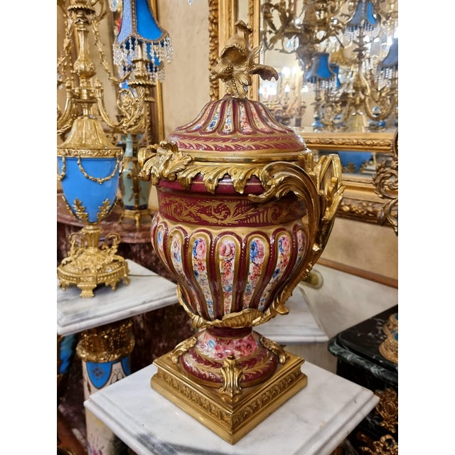 French Burgundy French Style Porcelain Covered Vase With Gold Leaf Details & Gilt Bronze Mounts For Sale - Image 3 of 4