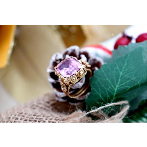 Gold Ring with Reliefs and Ruby Application For Sale - Image 4 of 7