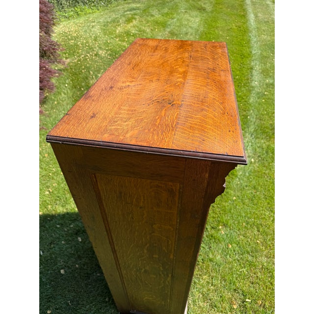 Antique Oak 30-Drawer Library Card Catalog Cabinet Late Victorian / Early Arts & Crafts | C. 1886–1905 | Original Finish & Brass Hardware For Sale - Image 4 of 16