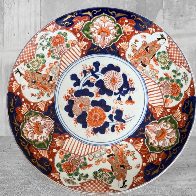 This impressive 19th-century Japanese Imari porcelain charger (Meiji period) measures a substantial 14.2 inches in...