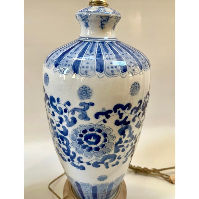 Mid 20th Century Porcelain Blue & White Traditional Chinoiserie Chinese Hand-Painted Table Lamps - A Pair For Sale - Image 5 of 9