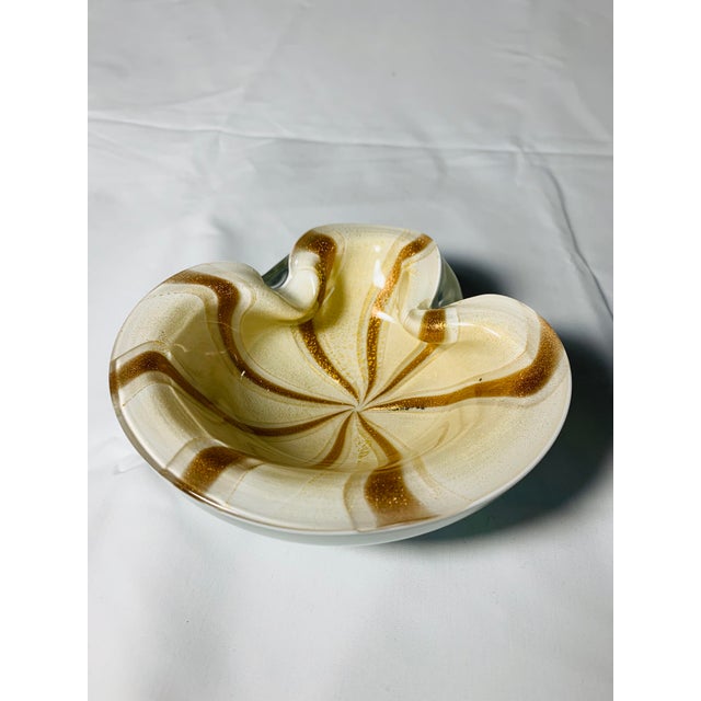 Alfredo Barbini 1950s Vintage Alfredo Barbini Italian Murano Cased Glass Dish With Gold and White Swirl For Sale - Image 4 of 9