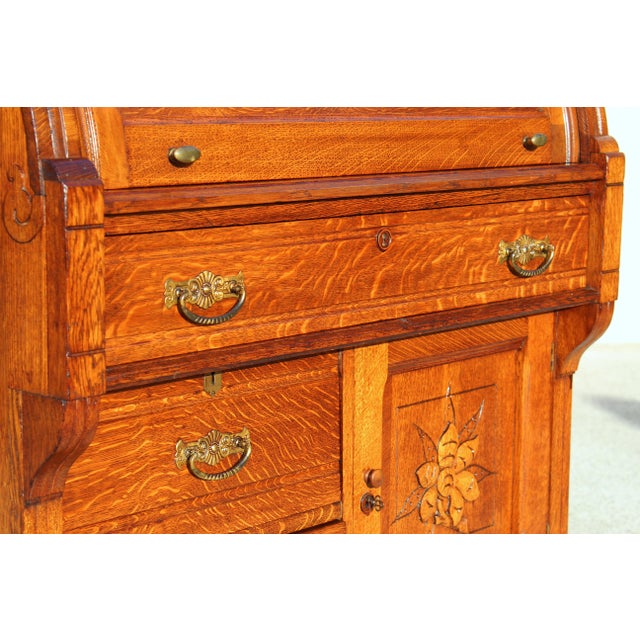 Antique Quarter-Sawn Tiger Oak Roll Top Secretary Desk With Carved Floral Cabinet & Original Key, C. 1900–1915 For Sale - Image 9 of 18