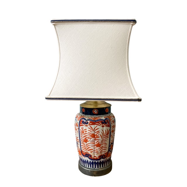 Chinoiserie Vintage Imari Style Hand-Painted Ceramic Table Lamp With Brass Hardware & Square Shade – Chinoiserie / Hollywood Regency For Sale - Image 3 of 13