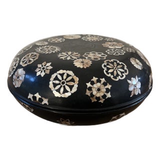 1980s Black Lacquered Lidded Circular Box With Mother of Pearl Floral Décor For Sale