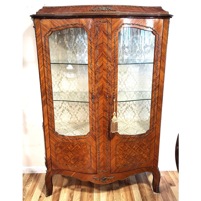 French Vintage 20th C Louis XV French Style Bronze Mounted Curio Display Cabinet Vitrine For Sale - Image 3 of 12