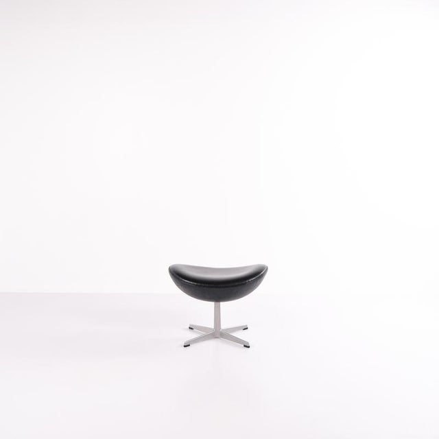 Black Egg Ottoman in Black Elegance Leather by Arne Jacobsen for Fritz Hansen, 2006 For Sale - Image 8 of 8