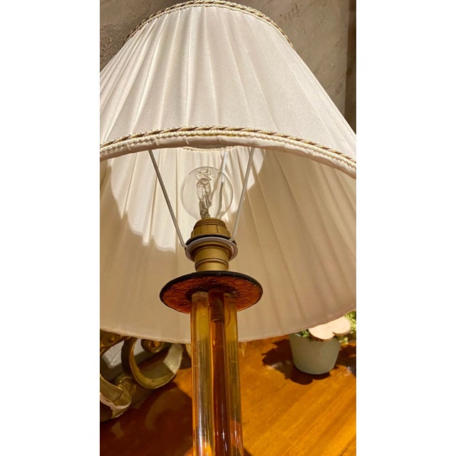 Venetian Amber-Colored Blown Murano Glass Table Lamp with White Silk Shade, 1950s For Sale - Image 4 of 10