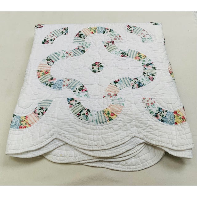 1940s Vintage All-Cotton Hand-Stitched Double Wedding Ring Scalloped Quilt For Sale - Image 9 of 18