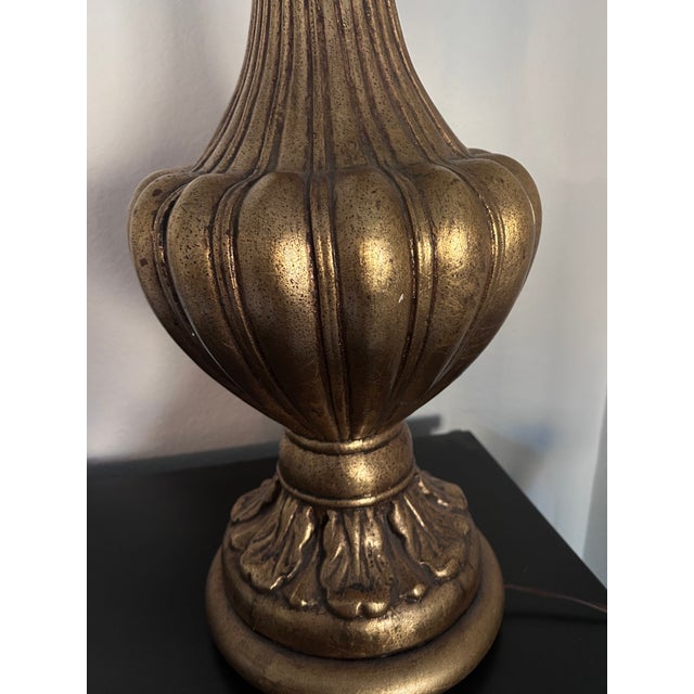 Gold 1960's Lynard of California Giltwood Urn Table Lamp With Pleated Shade - 41" Grand Scale For Sale - Image 8 of 8